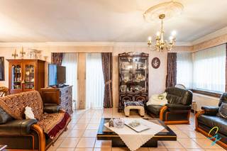 <p>Te koop te Ternat: - Charmante en ruime woning gelegen in een rustige straat. Een ideale thuis voor wie comfortabel wil wonen in een groene omgeving met vlotte bereikbaarheid richting Brussel en Gent dankzij de nabijheid van de E40 en het treinstation.</p>
<p>Bij het binnenkomen wordt u verwelkomd in de inkomhal met apart gastentoilet. De ruime woonkamer geniet van veel natuurlijk licht en vormt samen met de grote keuken het hart van de woning. Aansluitend vindt u een praktische berging en een inpandige garage, wat zorgt voor extra comfort en opslagruimte.</p>
<p>Op de eerste verdieping bevinden zich twee volwaardige slaapkamers, een badkamer en bijkomende opbergruimte.</p>
<p>De woning is gelegen op een mooi perceel van maar liefst <strong>1.200 m²</strong> met een <strong>zuidoostelijke oriëntatie</strong>, waardoor u optimaal geniet van de ochtend- en middagzon in de tuin – ideaal voor tuinliefhebbers en gezinnen.</p>
<p>De ligging in een rustige straat combineert landelijke charme met een uitstekende bereikbaarheid. Winkels, scholen en openbaar vervoer bevinden zich in de nabije omgeving, en dankzij de vlotte verbindingen bent u snel in omliggende gemeenten en steden.<br /><br /><span>Momenteel beschikt de woning over een EPC-label E, hoofdzakelijk omwille van de aanwezige accumulatieverwarming. Bij modernisering van het verwarmingssysteem kan de energieprestatie aanzienlijk verbeteren, met een mogelijke evolutie richting EPC-label B.</span><br /><br />Graag een bezoek? Contacteer Laura Lauwereys op 0469 14 29 44 of mail naar laura.l@cornelis-goeman.be voor een afspraak.</p>