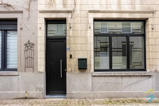 <p>TE KOOP IN EEKLO<br /><br />Gelegen in het centrum van <strong>Eeklo</strong> bevindt zich deze charmante en knusse woning. Rustig gelegen, maar toch op wandelafstand van winkels, scholen en openbaar vervoer. Hier woon je centraal in een bruisende stad met een gezellige sfeer.</p>
<h3>Indeling</h3>
<p><strong>Gelijkvloers</strong></p>
<ul>
<li>
<p>Ruime en lichtrijke leefruimte</p>
</li>
<li>
<p>Moderne, volledig uitgeruste keuken met alle nodige toestellen</p>
</li>
<li>
<p>Praktische wasplaats</p>
</li>
<li>
<p>Handige berging</p>
</li>
</ul>
<p><strong>Eerste verdieping</strong></p>
<ul>
<li>
<p>Ruime slaapkamer</p>
</li>
<li>
<p>Grote, comfortabele badkamer voorzien van alle hedendaags comfort</p>
</li>
</ul>
<p><strong>Tweede verdieping</strong></p>
<ul>
<li>
<p>Twee extra slaapkamers / zolderkamer<br />Ideaal als kinderkamers, bureau of hobbyruimte</p>
</li>
</ul>
<h3>Troeven</h3>
<p>✔ Instapklaar – geen verbouwingen nodig<br />✔ Energiezuinig en modern<br />✔ Centrale ligging<br />✔ Gezellige stadstuin met overkapping – perfect voor zomeravonden, barbecues of ontspannen momenten</p>
<hr />
<h3>Bezoekmoment</h3>
<p>📅 <strong>Vrijdag 6/3 van 16u00 tot 18u30</strong> (op afspraak)</p>
<p>Na bevestiging van je bezoek ontvang je alle verdere informatie over het pand.</p>
<p>Een afspraak maken kan via onze website <strong>Cornelis &amp; Goeman</strong><br />of via de makelaar:</p>
<p><strong>Simon Coens</strong><br />📞 0478/206.774<br />✉ simon@cornelis-goeman.be</p>