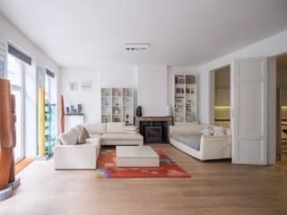 <strong>Karaktervol herenhuisappartement met terras en zicht op het stadhuis</strong><br /><br />Uniek gelegen in het <strong>hart van de stad</strong> bevindt dit indrukwekkende <strong>herenhuisappartement</strong> zich op de eerste verdieping van een <strong>standingvolle residentie.</strong><br /><br />Met een <strong>breedte van ca. 8 meter</strong> in de leefruimte, indrukwekkende plafondhoogtes en een bruikbare vloeroppervlakte van <strong>ca. 138 m² (excl. terras en balkon) </strong>spreekt het appartement alvast tot de verbeelding.<br /><br />Dankzij het<strong> gunstige EPC van 123 kWh/m²</strong> combineert het tweeslaapkamerappartement bovendien zijn <strong>historisch karakter met hedendaags wooncomfort</strong> en <strong>energiezuinigheid</strong>.<br /><br />De leefruimte bevindt zich centraal in het appartement en staat in directe verbinding met de keuken, het balkon en de twee slaapkamers. Via beide slaapkamers bereikt u de badkamer, die aansluit op het rustig gelegen terras achteraan.<br /><br />Daarnaast beschikt het appartement over een <strong>indrukwekkende inkomhal</strong>, een ruime <strong>privatieve berging</strong> en toegang tot de <strong>gemeenschappelijke buitenruimte en fietsenberging.</strong><br /><br /><strong>Kortom, een zeldzame opportuniteit voor wie op zoek is naar een ruim en authentiek appartement met terras op een absolute topligging in Gent.</strong><br /><br />Voor meer informatie, mail naar info@carloeggermont.be