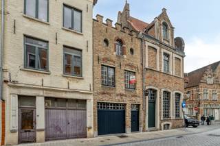 Deze gezellige woning met authentieke gevel genaamd Klein Vlaenderen, het voormalig koetshuis van Groot Vlaenderen, is fantastisch gelegen op wandelafstand van de markt. Een kleinschalige woning mét garage groot genoeg voor een normale stadswagen. Tevens een stevige constructie dankzij een totaalverbouwing in de jaren 60. <br /><br />Indeling als volgt; <br />Gelijkvloers: Inkomhal, garage<br />1ste verdieping: Living met eetplaats en keuken<br />2de verdieping: Slaapkamer met badkamer<br /><br />Elektriciteit conform. <br /><br />Kortom een stadswoning met garage op schitterende locatie ideaal als 2de verblijf, investering, gebruik van garage voor woning in nabijheid, enz... <br /><br />Contacteer Nathan voor een bezoek of meer informatie:<br />0471 49 45 39<br />nathan.peellaert@albert.immo
