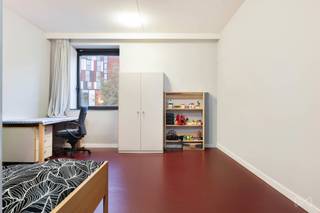 <p>Bent u op zoek naar een zorgeloze investering? Deze gezellige studio van 25 m² bevindt zich op de 5de verdieping van residentie Waterview aan het Engels Plein te Leuven. Deze studentenresidentie is uniek in zijn soort. De ligging is uitermate gunstig voor studenten, op slechts 1km van het station van Leuven en op wandelafstand van het centrum. De bruisende buurt langs de vaartkom biedt eveneens tal van recreatiemogelijkheden, horeca, winkels en groen om tegemoet te komen aan alle noden van de hedendaagse student.<br /><br />De studio heeft een aangename open leefruimte met een geïnstalleerde keuken en een aparte badkamer, die voorzien is van een lavabo, douche en toilet. Verder is er een grote gemeenschappelijke daktuin, fietsenberging, was- en droogruimte, etc..<br /><br />De residentie wordt volledig beheerd door KU Leuven zodat u zich als investeerder geen zorgen hoeft te maken over verhuur, beheer of onderhoud.<br /><br />Mis deze kans niet en vraag vrijblijvend inlichtingen over jouw zorgeloze investering op een van de meest iconische plekken van Leuven.</p>