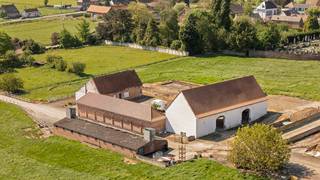 Authentieke vierkantshoeve op een terrein van 8.064 m² in het rustige dorp MourcourtGelegen in het charmante en rustige dorp Mourcourt, staat deze...