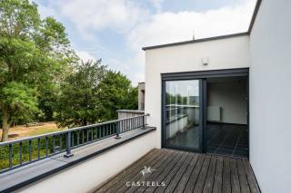 Gegeerd om zijn ruimte, geprezen om zijn lichtinval. Dit mooi afgewerkt nieuwbouwappartement van 103 m² (incl. terras) op de tweede verdieping tilt uw wooncomfort letterlijk en figuurlijk naar een hoger niveau.<br /><br />Zodra u binnenstapt, trekt de overvloed aan natuurlijk daglicht meteen de aandacht. Dankzij de vele raampartijen biedt de leefruimte van 's morgens tot 's avonds licht. De volledige geïnstalleerde open keuken, een ideale plek voor wie houdt van gezellig koken en tafelen.<br /><br />Wat maakt dit appartement uniek?<br />-Licht & ruimtegevoel: Een oppervlakte van (103 m² incl. terras) gecombineerd met grote raampartijen op de bovenste verdieping voor een vrij, panoramisch gevoel.<br />-Extra bergruimte: Geen gebrek aan opslag dankzij de aparte bergruimte binnen het appartement, ideaal voor voorraad, wasmachine en huishoudelijke spullen.<br />-Schilderwerken inclusief en naar eigen smaak: Het appartement is op en top afgewerkt, maar u behoudt de finale esthetische touch. De professionele schilderwerken zijn inbegrepen in de prijs en worden uitgevoerd in de kleuren die u zelf kiest.<br />-Mooi privatief terras: Uw eigen buitenplek om in alle rust en privacy te genieten van het uitzicht en de gezonde buitenlucht.<br /><br />Exclusieve extra's in het gebouw: U maakt vrij gebruik van de grote gemeenschappelijke tuin met petanquebaan, de ontmoetingszaal voor bewoners, inflarood cabine, en de ruime fietsenberging.<br /><br />Het appartement ligt in de rust van de Vlaamse Ardennen (vlak bij het Kluisbos en de Oude Kwaremont), maar biedt tegelijkertijd een fantastische verbinding. Supermarkten (Delhaize, Spar), scholen, bakkers en openbaar vervoer bevinden zich op een boogscheut. Via de N60 en N36 staat u bovendien zo in Oudenaarde, Ronse of op de E17 richting Gent en Kortrijk.<br /><br />Voor meer informatie of een bezoek contacteer ons telefonisch of via e-mail.<br /><br />Stedenbouw in aanvraag.