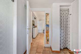 Deze charmante halfopen bebouwing is gelegen in een rustige straat in Lebbeke. Huidige indeling: een inkomhal met vestiaire en gastentoilet,...