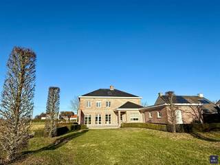 <p><span>L</span><span>ANDELIJK GELEGEN PRACHTIGE VILLA </span></p><p><span> </span></p><p><span>In het landelijke Kieldrecht, omringd door rust en groen, bevindt zich deze prachtige villa, afgewerkt met authentieke materialen zoals warme parketvloeren en natuursteen. </span></p><p><span> </span></p><p><span>De ruime inkomhal geeft meteen een gevoel van ruimte en kwaliteit en geeft toegang tot de lichtrijke leefruimte. Grote raampartijen zorgen voor een mooie verbinding met de tuin en laten overvloedig daglicht binnen. Aansluitend bevindt zich de volledig geïnstalleerde keuken, uitgerust met hoogwaardige toestellen en praktische werk- en opbergruimtes.</span></p><p><span> </span></p><p><span>Verder beschikt het gelijkvloers over een berging, een bureauruimte/slaapkamer en een eerste badkamer, wat deze villa ook perfect maakt voor gelijkvloers wonen. De garage is rechtstreeks toegankelijk vanuit de woning en biedt extra comfort en bergruimte.</span></p><p><span> </span></p><p><span>Op de 1</span><span><sup>ste</sup></span><span> verdieping zijn er drie grote slaapkamers, de master bedroom beschikt over een aansluitende dressing. Daarnaast zijn er twee extra badkamers (dus in totaal 3 badkamers), ideaal voor een groter gezin of gasten.</span></p><p><span> </span></p><p><span>De zolderverdieping fungeert momenteel als opbergzolder, maar biedt tevens de mogelijkheid om extra slaapkamers of een polyvalente ruimte te creëren.</span></p><p><span> </span></p><p><span>De ruime kelderruimte én volledige kruipkelder zijn de kers op de taart! </span></p><p><span> </span></p><p><span>Op het terras en in de verzorgde tuin kan u genieten van alle rust en privacy (totale opp. ± 1.100 m²) </span></p><p><span>De landbouwgrond rechts van de woning vrijwaart het open gevoel en het uitzonderlijk mooie uitzicht met perfecte oriëntatie.</span></p><p><span> </span></p><p><span>Interesse om dit pareltje te bezoeken?  Gelieve ons dan te contacteren op het nummer 03 775 41 88 of mail naar <span>kurt@vastgoed-smet.be</span></span><span> </span></p><p><span><span>www.vastgoed-smet.be</span></span></p><p><span> </span></p><p><span>“De verstrekte gegevens/informatie (zowel online als gedrukt) worden vrijblijvend verstrekt, enkel ter inlichting, zonder contractuele verbintenis of garantie van onzentwege en kunnen op ieder ogenblik gewijzigd worden”</span></p><p><span> </span></p><p><span> </span></p>