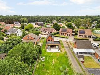 <p>IN OPTIE</p><p>Op zoek naar een vrijstaande woning waar je meteen kan intrekken, pal in het groen? Lees dan zeker verder.</p><p>Aan de rand van het bos in Langdorp (Aarschot) staat deze volledig vernieuwde woning, waar de vertrouwde rode gevel en een strakke houten leefuitbouw elkaar mooi versterken. Instappen zonder zorgen, met de rust van het bos in je achtertuin.</p><p>Indeling:</p><p>Glv: Je betreedt de woning via de inkomhal met apart toilet. Die geeft toegang tot de lichtrijke leefruimte, die naadloos overloopt in een open maatkeuken in notelaar — met kookeiland, handgemaakte groene tegels en volwaardige inbouwtoestellen. Grote schuiframen zetten de hele achtergevel open naar het terras (40 m²) en de zongerichte tuin. Op hetzelfde niveau vind je bovendien al een slaapkamer met eigen badkamer, ideaal om gelijkvloers te wonen. Van hieruit bereik je ook de kelder.</p><p>1eV: De nachthal leidt naar de master slaapkamer en een ruime, verzorgde badkamer met dubbele wastafel, vrijstaand bad en inloopdouche. Deze verdieping geeft uit op een eigen terras op het platte dak.</p><p>TROEVEN:</p><p>-Volledig vernieuwd en energiezuinig: warmtepomp, vloerverwarming, zonnepanelen en balansventilatie (systeem D) — resultaat: een gunstig EPC</p><p>-Vrijstaand op 838 m², met diepe, zongerichte tuin aan de bosrand</p><p>-Gelijkvloers wonen mogelijk: slaapkamer én badkamer op het gelijkvloers</p><p>-Hoogwaardige afwerking: notelaar maatkeuken, natuursteen, designverlichting</p><p>-Regenwaterrecuperatie (7.500 l) en all-electric comfort</p><p>-Rustige, groene ligging in Langdorp, vlot verbonden richting Aarschot</p>