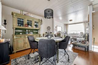Op zoek naar een investering met een stabiele en betrouwbare huurder? Dit goed onderhouden duplexappartement, gelegen op een gunstige locatie nabij het centrum van Sint-Niklaas, het ziekenhuis, belangrijke invalswegen en diverse praktijken, biedt hiervoor een uitstekende opportuniteit. Het appartement beschikt over een aangename duplexindeling met 2 slaapkamers, een gezellige leefruimte en een zonnig terras waar u heerlijk van de buitenlucht kunt genieten. Bovendien is er een garage inbegrepen, wat een extra troef vormt. Het appartement wordt met de nodige zorg onderhouden door de huidige huurster, die beschikt over een huurovereenkomst van levenslange duur. Zij is een betrouwbare en correct betalende huurder, waardoor dit pand bijzonder geschikt is voor een investeerder die op zoek is naar rust, zekerheid en een stabiel rendement op lange termijn. Een interessante investering op een sterke en centrale locatie in Sint-Niklaas.