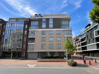 Leuk appartement in een modern gebouw centraal gelegen te Knokke, met het strand en alle winkels in de directe nabijheid.<br /><br />Het appartement omvat één slaapkamer en een autostaanplaats in het gebouw.<br /><br />Indeling: Inkom, leefruimte met een open en ingerichte keuken, praktische bergplaats/wasplaats, één volwaardige slaapkamer en een bijhorende badkamer.<br /><br />Beneden in het gebouw is er een privatieve kelderberging inbegrepen alsook een gemakkelijk in te rijden parkeerplaats.<br /><br />Te huur voor € 1.000 per maand voor het appartement en autostaanplaats. Syndickosten inbegrepen.<br /><br />Meer informatie of een vrijblijvend bezoek? Contacteer Willem Cauwels: 050/89.27.70