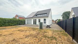 Bij ImmoFusion 7/7 "open huis": klik op onze 3D-TOUR.<br />Ervaar vastgoed alsof je er zelf doorloopt!<br /><br />Bent u op zoek naar een moderne woning met een praktische indeling, met een multifunctionele ruimte die zowel kan dienen als dubbele garage, werkatelier of vrij beroep? Dan is een vrij-beroeper ideaal of wil je gewoon wonen boven je droomhobby.<br /><br />Bij het betreden van de woning komt u terecht in de inkomhal, waar zich de trap bevindt naar zowel de woonverdieping als de nette kelder. Aan de linkerzijde bereikt u de uitzonderlijk ruime, lichtrijke inpandige garage/atelier, dat naadloos overloopt in een 2de even interessante open ruimte ! De ruimte beschikt over 2 sectionale poorten, wat zorgt voor een vlotte toegankelijkheid en de mogelijkheid om deze verdieping optimaal te benutten. Ook bestaat de garagevloer uit gewapend beton en mag deze zwaar belast worden. Op deze verdieping bevindt zich eveneens een apart toilet. Dankzij de doordachte indeling kunt u zich vlot door deze volledige verdieping bewegen, maar ook voor zeer veelzijdige activiteiten gebruiken.<br /><br />Het gelijkvloers beschikt over een gevlinderde vloer, vloerverwarming, trap en kelderluik met takelloopkat en een thermische, inbraakvrije (Hörmann) achterdeur. Tevens is er ook een apart toilet. <br /><br />De volledig geïsoleerde, hoge en droge kelder beschikt over een gevlinderde vloer, een thermische (Hörmann) kelderdeur en rondom voorziene kelderverluchting. Deze ruime kelder is ideaal voor het stockeren van allerhande materialen. <br /><br />Op de eerste verdieping wordt u verwelkomd in een ruime en bijzonder lichtrijke leefruimte. Grote raampartijen zorgen hier voor een aangename lichtinval en creëren een open en warme sfeer. De open keuken sluit perfect aan op de leefruimte, waardoor koken, tafelen en ontspannen mooi in elkaar overvloeien en een gezellige woonomgeving ontstaat.<br /><br />De verdieping is voorzien van vloerverwarming en triple beglazing, ook in de Velux-ramen. Verder zijn er twee ruime slaapkamers en een moderne badkamer met douche en ligbad.<br />Deze unieke woning straalt in haar geheel een moderne uitstraling uit en biedt een aangename combinatie van ruimte, licht en functionaliteit. De uitzonderlijke inrichting vormt een absolute meerwaarde voor wie net iets anders wil in de zeer brede zin van het woord. De extra opslagruimte blijft een groot pluspunt!<br /><br />Pluspunten:<br />- Moderne, energiezuinige woning<br />- Ruime en lichtrijke leefruimte<br />- Zeer onderhoudsvriendelijk<br />- 2 slaapkamers<br />- Multifunctionele ruimte (dubbele garage, werkatelier)<br />- 2 sectionale poorten<br />- Volledig geïsoleerde, droge kelder<br />- Vloerverwarming en -koeling, gelijkvloers en bovenverdieping<br />- LG zonnepanelen 7.500 W<br />- E-peil 21 & warmtepomp<br />- Triple beglazing, inclusief Velux<br />- Regenwaterput 10.000 liter<br />- Centraal stofzuigsysteem<br />- Elektrische schuifpoort<br />- Massief houten binnendeuren<br /><br />Maatregelen opgenomen in het Maatregelenregister: nee<br /><br />Voor een bezichtiging ter plaatse of meer info, bel ons op 078/78.78.70, of kom gewoon vrijblijvend langs op ons kantoor.