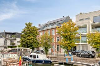 <p>Stijlvol appartement in de binnenstad van Mechelen, aan de Dijle en met twee terrassen.</p><p><br /></p><p>Dit appartement combineert een centrale ligging in Mechelen met rust, licht en mooie uitzichten. Gelegen aan de Dijle geniet u hier van een unieke woonervaring in de bruisende binnenstad, vlak bij winkels, scholen en horeca. De twee terrassen vormen een absolute meerwaarde: het ene terras biedt zicht op de iconische Sint-Romboutstoren, het andere kijkt uit over het water van de Dijle. Dankzij het gunstige EPC A woont u bovendien energiezuinig en comfortabel. Een interessante opportuniteit voor wie een appartement wil kopen in het centrum van Mechelen.</p><p><br /></p><p>Belangrijkste ruimtes:<br />• Inkomhal met vlotte toegang tot de leefruimtes<br />• Lichtrijke woonkamer met aangename leefruimte en zicht op de omgeving<br />• Volledig uitgeruste keuken met inductiekookplaat, oven, vaatwasser, koelkast, diepvries en ingebouwd koffieapparaat<br />• 2 slaapkamers geschikt als master bedroom, kinderkamer of bureau<br />• Badkamer met ligbad en wastafel in meubel<br />• Apart toilet<br />• Berging met extra opbergruimte<br />• 2 terrassen, waarvan één met zicht op de Sint-Romboutstoren en één met zicht op de Dijle</p><p><br /></p><p>• 2 parkeerplaatsen voor €30.000/stuk</p><p><br /></p><p>Troeven:<br />• Prachtig gelegen in de binnenstad aan de Dijle<br />• Twee terrassen met unieke zichten op de Sint-Romboutstoren en het water<br />• Energiezuinig appartement met EPC-label A</p><p><br /></p><p>Neem vandaag nog contact op met je ERA-makelaar voor een bezoek.</p><p><br /></p><p>JOUW DROOMAPPARTEMENT. ZO GEVONDEN!</p>