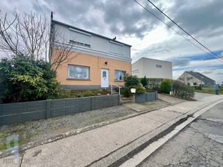 Langs een centrale ligging, in een rustige straat, vinden we deze te renoveren woning, voorzien van een inkomhall, eetplaats, living en keuken. Achteraan is er een veranda en een badkamer met ligbad, wastafel, toilet en aansluiting voor de wasmachine. Op het verdiep zijn er 2 ruime kamers en 1 kleinere kamer. We beschikken hier ook over een droge kelder en een garage. Momenteel wordt de woning verwarmd met mazoutkachels. Betaalbare starterswoning met renovatieverplichting. Voor meer inlichtingen of een bezoek, contacteer Veronique 0483/676579