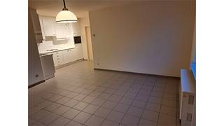 Een appartement op de eerste verdieping vooraan bestaande uit een woonkamer met open, deels ingerichte keuken, 1 slaapkamer, badkamer,...