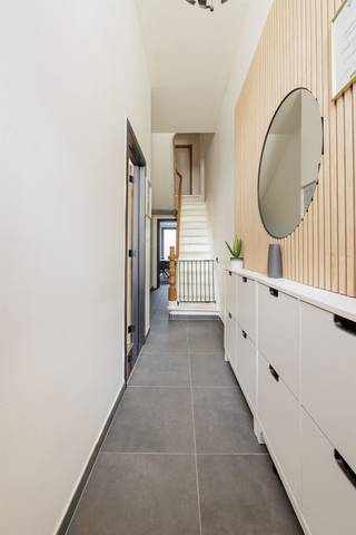 <p><span> </span></p><p><span>Op zoek naar een ruime, instapklare woning in een rustige, kindvriendelijke buurt? Deze charmante woning in Borgerhout combineert hedendaags comfort met een praktische indeling, op wandelafstand van het groene Krugerpark en met alle voorzieningen binnen handbereik. Ideaal voor gezinnen die ruimte, licht en een goede ligging zoeken!</span></p><p><span> </span></p><p><span>Ruimtelijk & lichtrijk</span></p><p><span>Via de inkomhal, afgewerkt met een onderhoudsvriendelijke tegelvloer en voorzien van natuurlijk licht, kom je binnen in de woning. Van hieruit heb je toegang tot de ruime leefruimte van ca. 28 m², waar salon en eetplaats mooi in elkaar overvloeien. De grote raampartijen zorgen hier voor een aangename lichtinval en een gezellige sfeer.</span></p><p><span>Achteraan bevindt zich de volledig vernieuwde keuken, uitgevoerd in een tijdloos design met witte greeploze kasten en een donker werkblad. Je beschikt hier over kwalitatieve toestellen, waaronder een 5-pits gasfornuis, oven, vaatwasser en Smeg koelkast en diepvries. De elektrische lichtkoepel zorgt voor extra daglicht, wat deze ruimte bijzonder aangenaam maakt om te koken en te leven.</span></p><p><span>Aansluitend vind je het aparte gastentoilet en de compacte, zuidgerichte koer – ideaal voor een koffietje in de zon.</span></p><p><span> </span></p><p><span>Comfort & ruimte</span></p><p><span>Op de eerste verdieping geeft de nachthal toegang tot twee volwaardige slaapkamers en een uitzonderlijk ruime badkamer. Deze is uitgerust met een grote inloopdouche, een tweede toilet, een lavabomeubel en aansluitingen voor was- en droogmachine, netjes verwerkt in maatkasten.</span></p><p><span>De tweede verdieping herbergt nog eens twee slaapkamers, waarvan één met toegang tot de zolderruimte. De kamers zijn afgewerkt met een laminaatvloer en bieden tal van mogelijkheden: kinderkamers, bureau of hobbyruimte.</span></p><p><span> </span></p><p><span>Extra bergruimte vind je zowel op zolder als in de kelder, ideaal voor stockage. De indeling van de woning is overzichtelijk en praktisch, zoals ook duidelijk blijkt uit het grondplan.</span></p><p><span> </span></p><p><span>Rustig wonen vlakbij groen en stad</span></p><p><span>De woning is gelegen in een rustige straat in Borgerhout, vlakbij het Krugerpark, waar je heerlijk kunt wandelen, sporten of ontspannen. In de buurt vind je tal van winkels, scholen en openbaar vervoer. Dankzij de vlotte verbinding naar de Ring ben je bovendien snel in en uit de stad.</span></p><p><span> </span></p><p><span> </span></p>