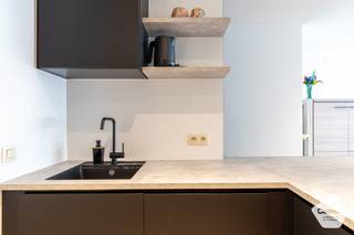 <u><strong>OPENDEURDAG OP VRIJDAG 3 JULI 2026 tussen 15u00 en 18u00 ( op afspraak) </strong></u><br /><br />U kunt een BOD uitbrengen op deze woning, rekening houdend met de AANVANGSPRIJS van € 225.000,00, elk hoger BOD wordt voorgelegd aan de eigenaars die al dan niet kunnen ingaan op dit aanbod.<br /><br />Energiezuinig Recent appartement <strong>( bouwjaar 2008) </strong>gelegen in <strong>het centrum van Oostkamp</strong> en nabij alle belangrijke verbindingswegen. Het instapklare appartement op de eerste verdieping van de residentie BONHEUR werd praktisch en doordacht ingericht en geniet van de volgende indeling: een <strong>lichtrijke leefruimte </strong>met open keuken ( voorzien van alle hedendaagse comfort met geïnstalleerde toestellen), aansluitend een afzonderlijke berging met ruimte voor wasmachine & droogkast. <strong>Mooie badkamer</strong> met ligbad/douchecombinatie en wastafel in meubel, apart toilet met fonteinset, twee slaapkamers ( waarvan 1 kleinere slaapkamer) en een zuidgericht terras. Op wandelafstand zijn er verschillende winkels , diensten, scholen en openbaar vervoer. Er is voldoende parkeergelegenheid in de buurt. Extra Troeven: EPC-label B, Toplocatie: Mobiscore 8,4, Kwaliteit, Volledig geschilderd en een Hoogrendementsketel! EEN LETTERLIJK VERHUIS JE ZETEL APPARTEMENT!<br /><br /><strong><u>Indeling op de eerste verdieping:</u></strong>
<ul>
<li>Lichtrijke leefruimte;</li>
<li>Open volledig geïnstalleerde keuken met toestellen;</li>
<li>Berging aan de keuken ( ruimte voorzien voor wasmachine & droogkast);</li>
<li>Mooie badkamer met ligbad/douchecombinatie en wastafel in meubel;</li>
<li>Twee MOOIE slaapkamers waarvan 1 met ingemaakte kast;</li>
<li>Mooi zuidgericht terras.</li>
</ul>
<u><strong>Troeven:</strong></u>
<ul>
<li>Topligging in het centrum van Oostkamp;</li>
<li>Volledig geschilderd;</li>
<li>EPC label B;</li>
<li>Voldoende parkeergelegenheid in de buurt;</li>
<li>Hoogrendementsketel.</li>
</ul>
<br />Een afspraak inplannen of meer informatie over dit instapklare appartement? Contacteer ons via: oostkamp@caenen.be