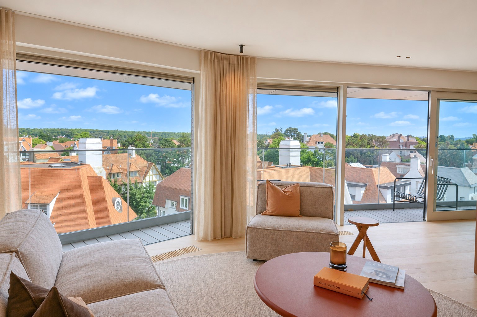 Appartement prestigieux entièrement rénové et fini avec des matériaux de haute qualité, situé à proximité de la place du Triangle. - photo 4