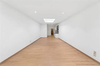 Cette maison, entièrement rénovée en 2016, est taillée pour ceux qui tiennent à leur intimité. Une large porte de garage dans la belle façade...