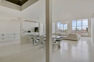 Vous recherchez une expérience de vie unique avec du caractère, du confort et des vues phénoménales ? Alors ce loft moderne et branché est à voir...