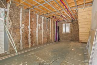 Twee woningen met potentieel, op één perceel<br /><br />Op zoek naar een eigendom met karakter en bent u niet bang om de handen uit de mouwen te steken? <br />Dan is deze eigendom zeker het ontdekken waard!<br /><br />Op een rustige, doodlopende locatie, op wandelafstand van de Rupeldijk en recreatiedomein De Schorre, bevinden zich deze twee woningen (huisnummers 44 en 45) op één perceel.<br /><br />Er werd reeds een ontwerp voor twee afzonderlijke woningen uitgewerkt en de splitsingsplannen werden door een architect opgemaakt, mits de nodige vergunningen.<br /><br />Woning nr. 44 is zo goed als casco afgewerkt. Het schrijnwerk werd vernieuwd, de verdiepingen gerenoveerd en er werd een nieuw geïsoleerd dak geplaatst.<br />Woning nr. 45 dient nog gerenoveerd te worden en biedt extra mogelijkheden. Zo kan de woning, mits vergunning, nog met een bijkomende verdieping worden uitgebreid.<br /><br />Inbegrepen in de vraagprijs zijn:<br /><br />Basiskeuken van ca. 4 m lang, exclusief toestellen<br />Ca. 45 m² meerlagenparket<br />Ca. 15 m² badkamertegels<br />Douchewand en douchebak<br />Vaillant CV-ketel 24 kW<br />2 binnendeuren<br />Gyproc<br /><br />De toegevoegde impressies zijn louter illustratief en tonen een mogelijke toekomstige invulling. Uitvoering, indeling en afwerking zijn indicatief en afhankelijk van de vereiste vergunningen.<br /><br />Kortom een veelzijdig renovatieproject met heel wat mogelijkheden, ideaal voor handige kopers die hun eigen woonproject willen realiseren.<br /><br />Dit pand is onderhevig aan de renovatieverplichting die door de Vlaamse overheid wordt opgelegd voor residentiële gebouwen.<br />Voor meer informatie hieromtrent: https://www.vlaanderen.be/een-woning-kopen/renovatieverplichting-voor-residentiele-gebouwen<br /><br />Neemt u gerust contact op met ons kantoor om een plaatsbezoek in te plannen!