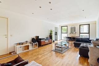 <p>Wonen in de Nationalestraat betekent dat Antwerpen zich letterlijk voor je deur afspeelt.<br />Even de stad in, iets gaan eten, een koffie onderweg of in het weekend richting de markt? En wanneer je daarna thuiskomt, wacht er op de eerste verdieping verrassend veel ruimte.</p>
<p>De leefruimte is royaal genoeg voor een ruime zithoek en een grote eettafel. Hier heb je alvast geen gepuzzel met meubels.<br />Vooraan ligt de aparte keuken. Praktisch ingericht en, dankzij het raam, ook hier aangenaam licht. Wie graag kookt zonder dat de afwas meteen deel uitmaakt van het interieur van de woonkamer, zal dat waarschijnlijk alleen maar toejuichen.</p>
<p>Verder telt het appartement twee volwaardige slaapkamers. En die hebben allebei nog een extra troef.<br />Je stapt vanuit beide kamers namelijk rechtstreeks het <strong>ruime terras</strong> op. Een bijzonder leuke buitenruimte midden in de stad, waar je 's ochtends rustig je eerste koffie drinkt, op zonnige dagen buiten eet of gewoon even ontsnapt aan de levendigheid van de stad.<br />De badkamer is uitgerust met een douche en ook aan het praktische werd gedacht: wasmachine en droogkast verdwijnen netjes uit het zicht in een <strong>aparte berging</strong>.</p>
<p>In totaal krijg je hier zo'n 90 m² bew. opp. Ruim genoeg voor een koppel, een klein gezin of voor wie die tweede slaapkamer liever promoveert tot thuiskantoor.</p>
<p>En dan is er nog die ene troef die in hartje Antwerpen bijna aanvoelt als valsspelen...<br />Je eigen <strong>ondergrondse autostaanplaats.<br /></strong>Geen rondjes rijden. Geen parkeerapp openen. Geen discussie over wie die ene vrije plek eerst zag. Gewoon naar binnen rijden en parkeren. En ja, die autostaanplaats zit mee in de prijs.<br />Met daarbovenop een <strong>gunstig EPC B</strong> krijg je hier een appartement dat niet alleen fijn gelegen en verrassend ruim is, maar ook praktisch helemaal klopt.</p>
<p>De stad wanneer je er zin in hebt. Een ruim terras wanneer je even rust wil. En je auto? Die staat gewoon beneden.</p>
<p>Troeven<br />- Centrale ligging in de Nationalestraat<br />- Ca. 90 m² bewoonbare oppervlakte<br />- Royale leefruimte<br />- Aparte keuken<br />- Ruim terras<br />- EPC B<br />- Ondergrondse autostaanplaats inbegrepen in de prijs</p>