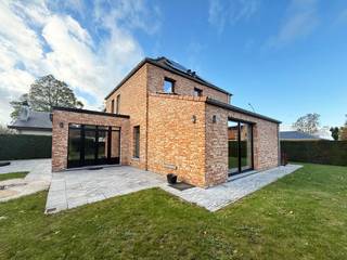 Op de Lintsesteenweg 57a, nabij centrum Lier, bevindt zich deze aangename, ruime en lichtrijke villa met terras en tuin rondom rond.Een ideale woning...