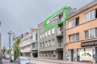 Dit ruime appartement is gelegen op de bovenste verdieping van het gebouw, en is te bereiken via zowel trap als lift. Zo kom je in je eigen centrale hall, die alle ruimtes met elkaar in verbinding brengt. Aan de straatkant bevindt zich de leefruimte met open keuken, waar je mooi uitzicht hebt over de skyline van Zele centrum. De keuken is handig ingericht, en je hebt hier ook toegang tot twee kleine terrasjes. De twee slaapkamers bevinden zich aan de achterzijde van het gebouw, en daartussen is er voorzien in een ruime ontvangsthall met badkamer en een apart toilet. Dit is een mooie opportuniteit voor wie wil wonen in het centrum van het bruisende Zele, en tegelijkertijd ook van alle rust wil genieten. Bezoekdag 13/06. Inschrijven via mail naar stefan@immo-home.be, geen telefonische inschrijvingen! Volg ons op Fb en Insta. Voor meer info: www.immo-home.be. GRATIS SCHATTING & GRATIS FINANCIEEL ADVIES