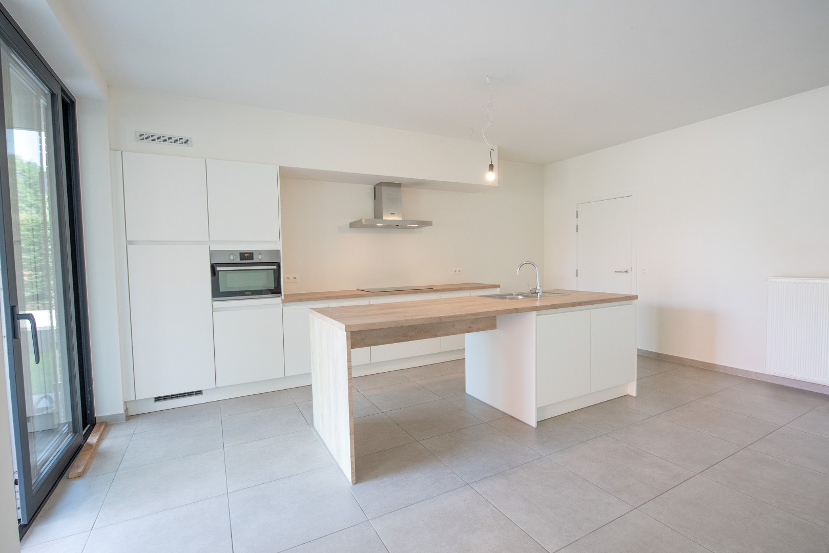 Prachtig gelijkvloers appartement van 147m² te Sint-Eloois-Vijve met tuintje en overdekt terras. - foto 4
