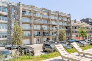 Appartement met 2 slaapkamers, 2 terrassen en een gesloten garagebox in het gebouw. Mooie locatie op de vernieuwde Tijdokstraat van Zeebrugge, vlakbij de winkels en het openbaar vervoer. Vanuit het appartement geniet u van schitterend uitzicht op de zeilboten en de jachthaven. <br /> <br />Indeling: inkomhal met vestiaire en berging, zonnige leefruimte met een ingerichte open keuken en via het schuifraam hebt u toegang tot een mooi zonneterras vooraan. Aan de achterkant zijn er 2 slaapkamers en een badkamer. Beide slaapkamers hebben toegang tot een uitzonderlijk groot terras achteraan. <br /> <br />Op het gelijkvloers is er nog een gesloten garagebox met aaneengesloten berging inbegrepen in de huurprijs. <br /><br />Huurprijs: € 895 huur + € 75 syndicuskosten.<br />Onmiddellijk beschikbaar.<br /> <br />Bezoeken? Contacteer Willem Cauwels op tel. 050/89.27.70.