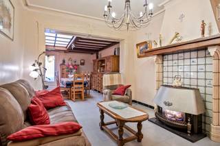 Gelegen in de Wandelingstraat, een zijstraat van de Veemarkt in Kortrijk, vinden we deze instapklare woning met 3 slaapkamers. Dankzij de centrale ligging nabij het stadscentrum en vlotte verbindingen naar belangrijke invalswegen, geniet je hier van optimaal wooncomfort. De gezellige leefruimte, de ruime kamers en het zonnige terras zijn slechts enkele van de vele troeven. Op zoek naar vastgoed in Kortrijk? Dan is dit zeker een bezoek waard!Indeling:Gelijkvloers:- inkomhal met praktische bureauruimte- gezellige zithoek met gaskachel- comfortabele keuken met zicht op het terras- aangename eethoek- badkamer voorzien van douche, lavabomeubel en toilet- leuk, zonnig terrasEerste verdieping:- de master bedroom- tweede slaapkamer met doorgang naar de zolderverdiepingTweede verdieping:- twee af te werken kamers, ideaal als extra slaapkamer(s) en/of hobbyruimte / zolderMeer informatie of een bezoek gewenst?Contacteer Valentine Duquesne via 0493/25 32 62 of valentine.duquesne@dewaele.comDit pand is onderworpen aan de renovatieverplichting van de Vlaamse overheid voor residentiële gebouwen (behoudens bij sloop binnen 5 jaar na de aankoop). Consulteer voor meer informatie de website van het Vlaams Energie- en Klimaatagentschap via https://www.vlaanderen.be/een-woning-kopen/renovatieverplichting-voor-residentiele-gebouwenBestuursmaatregelen in het maatregelenregister: nee