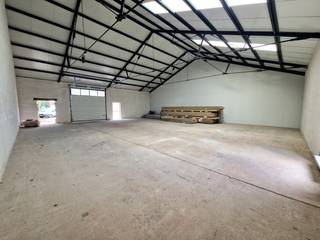 Gelegen in de "Busschotse Woon - Werk Site" langsheen de Kleine Steenweg te Booischot kunnen we u deze uitzonderlijk ruime magazijnruimte /...