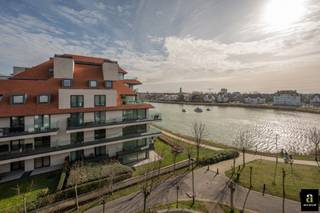 Ruim en zonnig appartement met panoramisch zicht op het Zegemeer, gelegen in de villa-residentie Maracana. Mogelijkheid tot aankoop van een ruime garagebox in het gebouw.<br />De inkomhal is voorzien van een vestiaire en gastentoilet. De ruime leefruimte, bestaande uit een salon en eetplaats, opent naar het zuidwest-gericht terras en biedt een adembenemend uitzicht over het Zegemeer. De volledig geïnstalleerde open keuken is uitgerust met alle hedendaagse comfort en toestellen, aansluitend praktische berging/wasplaats. De master bedroom beschikt over een en-suite badkamer met ligbad, dubbele lavabo en toilet. Daarnaast zijn er twee volwaardige slaapkamers en een bijkomende douchekamer. Alle slaapkamers geven rechtstreeks uit op het zonnige terras, waar u in alle rust kunt genieten van de avondzon. Mogelijkheid tot aankoop van een garagebox (anderhalve wagen diep) in de residentie, bereikbaar via het Georginapad. Verder zijn er twee privatieve kelders en een exclusief gebruiksrecht van het dakterras/solarium van 75 m². Gemeenschappelijke fietsenberging.