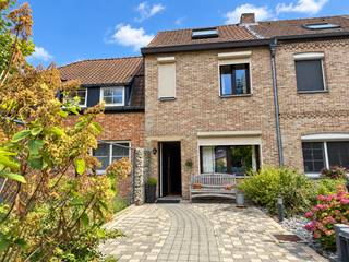 Dit huis is gelegen in het hart van Zwartberg, een rustige en groene wijk met een warme, familiale sfeer. De Socialestraat bevindt zich op een gunstige locatie met vlotte verbindingen naar Genk, Oudsbergen, Houthalen en toch omringd door natuur. Op korte afstand vind je de prachtige Limburgse wandel- en natuurgebieden, het alomgekende Labiomista en het uitgestrekte Nationaal Park Hoge Kempen, ideaal voor natuur- en cultuurliefhebbers. In de directe omgeving zijn winkels, scholen en openbaar vervoer tevens gemakkelijk bereikbaar.<br /><br />De woning bestaat op het gelijkvloers uit een woonkamer, een leefkeuken met deur naar de kelder, een sas naar de achterdeur en een gastentoilet. Op het verdiep liggen 2 slaapkamers en een badkamer uitgerust met een tweede toilet, een bidet, een ligbad, een douche en een lavabo. Onder de nok van het dak ligt een derde slaapkamer. De tuin is volledig omheind en een voordeel is dat het perceel ook bereikbaar is via een achterliggende weg, hetgeen een groot pluspunt is voor een gesloten bebouwing. Parkeren kan zowel vooraan in de straat als achteraan in de garage. In de kelder is er tevens extra bergruimte.<br /><br />Het huis werd uitgerust met airco-units en de koper heeft geen plicht om energetisch te renoveren.<br />