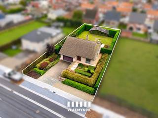 Deze ruime en verzorgde woning in de Wielsbekestraat 80 te Oostrozebeke biedt een ideale combinatie van ruimte, comfort en een prachtige tuin. Met drie ruime slaapkamers, een polyvalente kamer op het gelijkvloers, een dubbele garage en een uitzonderlijk grote, zuidgerichte tuin is dit de ideale gezinswoning.<br /><br />Bij het binnenkomen wordt u verwelkomd in een inkomhal met aansluitend een polyvalente ruimte die perfect kan dienen als bureau, extra slaapkamer of hobbyruimte. Verder bevindt zich de ruime en lichtrijke leefruimte met zithoek en eetplaats, die dankzij de grote raampartijen geniet van veel natuurlijk licht. Aansluitend bevindt zich de ruime open keuken.<br /><br />Op de verdieping bevinden zich drie ruime slaapkamers, een badkamer met ligbad, douche en lavabomeubel en een praktische zolderberging.<br /><br />Buiten geniet u van een prachtig aangelegde, perfect onderhouden en zuidgerichte tuin met een ruim tuinhuis van circa 60 m² en een praktische zij-ingang. <br /><br />Bent u op zoek naar een ruime en verzorgde gezinswoning met een prachtige tuin en tal van mogelijkheden? Contacteer ons vandaag nog voor meer informatie of een bezoek ter plaatse!