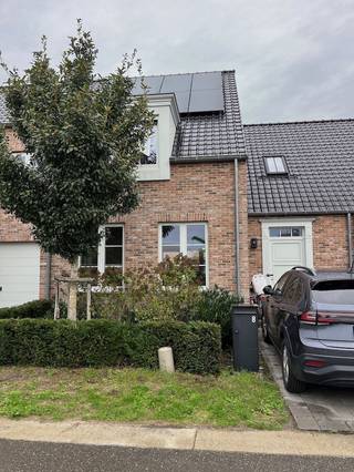<div>Recente gezinswoning in een kindvriendelijke buurt omvat inkomhal met gastentoilet, woonkamer met ingerichte keuken, ruime berging/wasplaats, nachthal, badkamer, 3 slaapkamers, bergzolder en terras met tuin.<br /> </div>