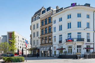 Op deze uitstekende locatie in hartje Antwerpen, met uitzicht over het Zuidpark, kan u dit prachtig GEMEUBELD appartement terugvinden.<br />Door de vele restaurants, cafés, winkels kan u makkelijk de stad verkennen zonder auto en genieten van het bruisende stadsleven.<br /><br />Het appartement werd volledig gerenoveerd in 2023 en is dus in zeer goede staat.<br />Zo is de open keuken voorzien van alle gebruikelijke toestellen en zorgen de grote ramen voor veel lichtinval waardoor u een ruimtelijk gevoel krijgt.<br />Het appartement heeft één slaapkamer, een badkamer, een berging, een aparte wc.<br /><br />In de zomer kan u genieten van de frisse buitenlucht op uw terras.<br /><br />Dit appartement is geschikt voor wie van veel licht houdt, graag compact woont maar toch een ruimtelijk gevoel heeft en overal dicht bij wil wonen.
