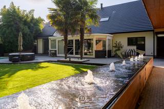 Deze ruime villa, op een perceel van 2.063 m², biedt luxe en privacy.Met een prachtige tuin, verwarmd zwembad, en diverse voorzieningen, is het een...