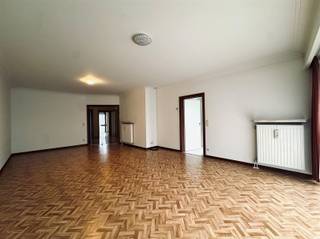 Dit ruim appartement is gelegen op de tweede verdieping in een groene omgeving. U beschikt over twee terrassen, waarvan één voorzien is van...