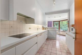 <p>Te koop: ruime open bebouwing in Vilvoorde, gelegen in een residentiële en groene omgeving nabij openbaar vervoer en belangrijke invalswegen.</p><p><br /></p><p>Deze ruime villa uit 1967 biedt een aangename combinatie van ruimte, licht en bereikbaarheid. De zuid-oost gerichte tuin zorgt voor een zonnige buitenruimte waar je in alle rust kan genieten. Dankzij de gegeerde ligging in Vilvoorde woon je in een groene buurt vlak bij parken, openbaar vervoer en een vlotte verbinding naar Brussel en omliggende gemeenten. De woning beschikt over vier slaapkamers, een ruime leefruimte en een praktische indeling met tal van bergmogelijkheden. Een ideale woning voor gezinnen die comfortabel willen wonen met alle voorzieningen binnen handbereik.</p><p><br /></p><p>• Inkomhal (10,9 m²) met ingemaakte kasten</p><p>• Ruime woonkamer (38,9 m²) met veel lichtinval</p><p>• Keuken (17,1 m²) </p><p>• Badkamer (10 m²) </p><p>• Slaapkamer (15,2 m²)</p><p>• Slaapkamer (12,3 m²)</p><p>• Slaapkamer (10,49 m²) </p><p>• Slaapkamer (5,4 m²)</p><p>• Bergzolder (31 m²) </p><p>• Zuid-oost gerichte tuin </p><p>• Garage (34,1 m²) met extra opbergruimte</p><p><br /></p><p>TROEVEN: </p><p>• Ruime villa op een gegeerde locatie in Vilvoorde</p><p>• Zuid-oost gerichte tuin met aangename zonoriëntatie</p><p>• Uitstekende bereikbaarheid via openbaar vervoer en invalswegen</p><p><br /></p><p>Neem vandaag nog contact op met je ERA-makelaar voor een bezoek.</p><p><br /></p><p>JOUW DROOMHUIS. ZO GEVONDEN!</p>