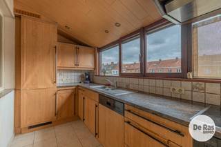 EERSTE BEZOEKDAG VRIJDAG 18/09 VAN 16U TOT 18U (ENKEL OP AFSPRAAK)<br /><br />AALST – BEL-ETAGEWONING MET VEEL STOCKAGERUIMTE OP TOPLOCATIE<br /><br />Deze ruime bel-etagewoning biedt heel wat potentieel en is ideaal voor wie op zoek is naar een woning die naar eigen smaak kan worden opgefrist. De woning geniet bovendien van een rustige, maar toch centrale ligging, nabij winkels, scholen en openbaar vervoer.<br /><br />Naar indeling toe bevindt zich op het gelijkvloers een ruime inkomhal met bureauruimte, alsook een grote garage met bijzonder veel stockageruimte. In deze ruimte is eveneens verwarming aanwezig. <br /><br />Op de eerste verdieping vinden we een ruime en lichtrijke woonkamer met veel lichtinval, evenals een functionele keukenruimte. Verder is er op deze verdieping een zuidgericht terras en een apart toilet aanwezig.<br /><br />De tweede verdieping omvat twee slaapkamers en een badkamer, uitgerust met een lavabomeubel, douche en toilet.<br /><br />Kortom, bent u op zoek naar een woning met veel stockageruimte op een centrale locatie? Aarzel dan niet en maak snel uw afspraak! Voor meer info of bezoek 053/60.65.60.<br /><br />De vermelde prijs is een richtprijs. Na ontvangst van de biedingen zal de verkoper beslissen of hij/zij de eigendom verkoopt aan het beste bod. De richtprijs is aldus niet bindend voor de verkoper.