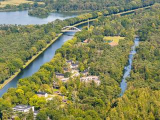 BEZOEK AANVRAGEN ENKEL MOGELIJK VIA VOLGENDE LINK: <br />https://verlinden.mijnhuurprofiel.be/property/5f3e55e1-a3e4-4588-b42e-f83439f0e7da<br /><br />Dit prachtige appartement bevindt zich in een rustige, groen omgeving! Vanop de 3de verdieping geniet u van het mooie uitzicht, dit vanuit elke kamer.<br />Het appartement is gelegen in het groen en biedt dus veel rust, toch is het gelegen op fietsafstand van Mol en Dessel. In deze prachtige omgeving kan u genieten van de natuur en het water.<br /><br />Via de inkomhal komen we terecht in de lichtrijke leefruimte met open keuken. Deze is uitgerust met een vaatwasser, combi-oven, koelkast en een inductiekookplaat. Aangrenzend bevindt zich de technische ruimte met opbergruimte. Via de leefruimte hebben we toegang tot het terras, hier zitten we meteen in het groen. <br /><br />In de nachthal vinden we een een berging met aansluiting voor wasmachine en droogkast. Via deze nachthal hebben we toegang tot de drie slaapkamers, het aparte toilet en de badkamer met inloopdouche en lavabomeubel. De slaapkamers hebben allemaal toegang tot het terras. <br /><br />Aan het gebouw zijn gemeenschappelijke parkeerplaatsen ter beschikking. <br /><br />Huurprijs: €1.040/maand | geen gemeenschappelijke kosten | beschikbaarheid: 01/01/2027 | EPC: 54 kWh/m² (label A)