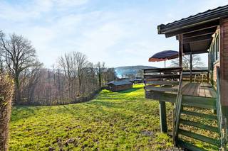 Op een fantastische locatie nabij Dinant bevindt zich dit vakantiehuisje met 2 slaapkamers. U bevindt zich hier midden in de natuur met tal van ontspanningsmogelijkheden nabij. <br /><br />Op naar de Belgische Ardennen! Aan de Maas, op de zonnige kant van een heuvel, ligt het gezellige vakantiepark Vallée Les Etoiles. Het is de perfecte plek om lekker te genieten! Maak fijne wandelingen of fietstochten door de groene omgeving, of kies voor een spannende mountainbikeroute. Na je avontuur kun je lekker ontspannen in dit knusse vakantiehuisje. Vanaf de veranda heb je een prachtig uitzicht. Het op het domein beschikbare verwarmde binnenzwembad, de speeltuin, de indoor speeltuin en de animatie zullen zeker in de smaak vallen bij de kinderen.<br /><br />Dit vrijstaande vakantiehuisje is geschikt voor 4 personen. In de gezellige woonkamer vind je een zithoek met een sfeervolle haard en een televisie en is ook een eethoek ingericht. De open keuken is van alle gemakken voorzien, zoals een filterkoffiezetapparaat, een koelkast met vriesvak, een combimagnetron, een vaatwasser en een waterkoker. Het chalet omvat 2 slaapkamers en een badkamer met een douche, een wastafel en een toilet. Buiten is er een omheinde veranda met tuinmeubilair en er is plek om 1 auto te parkeren nabij het huisje.<br /><br />Dit is een uitstekende opportuniteit als u op zoek bent naar een vakantiehuisje op een toplocatie nabij Dinant. Contacteer ons voor meer informatie op 0479/47.09.61 of neem een kijkje op www.boonstravastgoed.be .