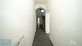 Aan de Weg naar As 367 in Genk vindt u deze gerenoveerde rijwoning met circa 180 m² woonoppervlakte, drie slaapkamers en een aangename achtertuin. De ligging biedt een goede verbinding richting Genk en As, met scholen en voorzieningen in de omgeving.<br /><br />Via de inkomhal bereikt u de leefruimte, met plaats voor een gezellige zithoek en eetgedeelte. De aansluitende open keuken maakt het gelijkvloers tot een fijne plek om samen te koken en te genieten. Daarnaast bevindt zich hier een praktische doucheruimte met toilet.<br /><br />Op de eerste verdieping liggen twee slaapkamers en een tweede doucheruimte, eveneens met toilet. De derde slaapkamer bevindt zich op de zolderverdieping en biedt met circa 21 m² ook mogelijkheden als bureau of hobbykamer.<br /><br />De achtertuin van circa 90 m² biedt ruimte voor een buitenzitplek, groen en ontspanning, zonder het onderhoud van een groot perceel.<br /><br />De woning werd gerenoveerd in 2024 en beschikt over dubbele beglazing en een conforme elektrische installatie. Het EPC-label C, met een energiescore van 233 kWh/m² per jaar, vormt een bijkomende troef. Er geldt geen energetische renovatieverplichting.<br /><br />Deze woning wordt aangeboden voor € 344.000 en combineert een praktische indeling met drie slaapkamers, twee doucheruimtes met toilet en een eigen tuin.<br /><br />Interesse in een bezichtiging? Contacteer Fevzi Baykal van Immo Center op 0497 52 35 95 of via info@immo-center.be.