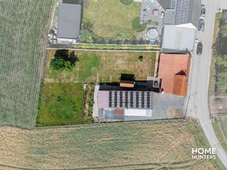 Deze charmante woning in het Heuvelland is gelegen te midden van groen en stilte.Je betreedt de woning via een inkomhal die toegang biedt tot de...