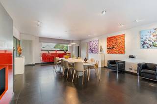 Deze verrassend ruime gezinswoning valt direct op door haar oneindige mogelijkheden, grote tuin en ideale ligging. Het huis beschikt over een lift én meerdere polyvalente ruimtes voor vrije beroepen. Of het nu voor een groot gezin is, als kangoeroewoning of om combinatie wonen en werken mogelijk te maken, het kan allemaal<br /><br />De indeling van het huis ziet er als volgt uit:<br /><br />Gelijkvloers:<br />- Uitnodigende inkomhal met gastentoilet<br />- Verschillende polyvalente ruimtes voor hobby en/of praktijk voor vrije beroepen<br />- Badkamer met douche, lavabo en sauna<br />- Berging/wasplaats<br />- Garage met ruime oprit voor twee wagens (reeds 3 laadpalen voorzien)<br /><br />Eerste verdiep:<br />- De ruime, lichtrijke leefruimte biedt zicht op en toegang tot het terras met tuin<br />- Aansluitend bevindt zich een ingerichte keuken<br />- Aparte kamer met ingemaakte kasten, momenteel ingericht als TV-kamer<br />- Gastentoilet<br /><br />Tweede verdiep:<br />- Royale nachthal <br />- 2 volwaardige slaapkamers<br />- Master bedroom met een grote dressing en comfortabele badkamer met bad, douche en dubbele lavabo<br />- Aparte badkamer met lavabo en inloopdouche<br />- Gastentoilet<br /><br />Zolderverdieping:<br />- Extra kamers/zolderruimte die ideaal kan dienen als master bedroom, hobbyruimte of thuiskantoor<br /><br />Tuin:<br />Het absolute pronkstuk van de woning! Een zeer diepe, verzorgde en zonovergoten tuin met gezellig terras, strakke vijver, sierheggen, volgroeide bomen en een adembenemend ver uitzicht over de achterliggende velden.<br /><br />Kelder:<br />De woning beschikt over een kelder van 111m², ideaal als fitnesruimte, praktijkruimte of hobbyruimte<br /><br />Omgeving & Ligging:<br />Gelegen aan de Vilvoordsesteenweg in Meise woont u hier bijzonder strategisch. Winkels, scholen, openbaar vervoer en de Plantentuin van Meise liggen in de directe nabijheid. Dankzij de vlotte verbinding met de A12 en de Brusselse Ring bent u op een boogscheut van Brussel, Vilvoorde en Antwerpen, terwijl u achteraan in uw tuin geniet van een oase van rust en een prachtig groen landschap.<br /><br />Interesse? Neem vandaag nog contact op voor een bezoek en laat u verrassen door de ruimte en de tuin!<br /><br />Bestuursmaatregelen in het maatregelenregister: ja