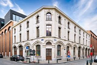 <p><strong><span><span>Info & bezoeken : Loïc de Bodin - 0471.48.05.51.<br /></span></span></strong><strong>BRUSSEL – In het hypercentrum van Brussel, dicht bij tal van universiteiten en hogescholen, niet ver van de centrale knooppunten van Brussel, in een wijk met winkels, bars en openbaar vervoer, bemeubelde studio van circa 35m² ideaal voor studenten en klaar voor onmiddellijke verhuur.</strong><strong><span></span></strong></p>
<p><span><span>Op de 1ste verdieping:</span><br />De studio bestaat uit:</span></p>
<ul>
<li><span>Een leefruimte van ±18m² met bed en bureauruimte</span></li>
<li>Een ingerichte keukenhoek (oven, kookplaten, afzuigkap, koelkast/vriezer)</li>
<li><span>Een doucheruimte (douche, toilet, wastafel)</span></li>
</ul>
<p>Een gemeenschappelijke wasplaats, een fietsenstalling, een vuilnisruimte en een gemeenschappelijke eetkamer zijn beschikbaar in het gebouw.</p>
<p>Dit product is de perfecte investering met een rendement van ongeveer 4,7%!</p>
<p><span>EPC C</span></p>