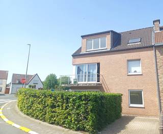 TE HUUR: centrum Liedekerke, nabij Colruyt en openbaar vervoer: lichtrijk appartement met 2 slaapkamers. Indeling: inkomhal, living met zonneterras...