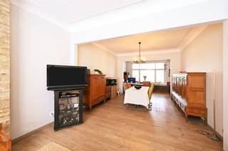 Bekijk deze woning uitgebreid op www.koosi.beDeze karaktervolle woning met 4 slaapkamers en leuke grote tuin is in 2017 volledig gerenoveerd en voorzien van verwarming en koeling op een warmtepomp.De woning is zeer centraal gelegen en alles wat je dagdagelijks nodig hebt is in de nabije omgeving te vinden.Er bestaat de mogelijkheid om optioneel een achterliggend magazijn van 200m² bij aan te kopen.We betreden de woning via een kleine inkomhal en komen dan via de originele voordeur in de trappenhal. Vanuit deze hal krijgen we toegang tot de living, de keuken, de kelder en het gastentoilet.Als we de living binnenkomen merken we direct op dat deze woning met zorg gerenoveerd is in 2017.Vooraan is het salon geplaatst, centraal vinden we de eetplaats en achteraan is momenteel een bureau geïnstalleerd.De keuken is bereikbaar vanuit de gang en de eetkamer en is voorzien van de nodige toestellen.Achter de woning is nog een grote en verwarmde veranda geplaatst die dienst kan doen als extra leefruimte.Op de eerste verdieping vinden we 3 slaapkamers en een badkamer.Als we boven komen hebben we rechts een kamer die momenteel ingericht is als opbergruimte en bureau.Naast deze kamer, ook achteraan en met zicht op de tuin, is de grote slaapkamer gelegen. Deze kamer bestaat uit 2 delen, het deel waar het bed staat en nog een deel waar je perfect nog een salon kan maken met zicht op de tuin.Aan de voorzijde van de woning vinden we nog een ruime slaapkamer die nu dienst doet als kamer voor de kleinkinderen.Naast deze kamer is de badkamer gelegen met douche, lavabo en toilet.Op de tweede verdieping achteraan is nog een ruime slaapkamer gelegen.Aan de voorzijde komen we in de grote bergzolder, deze ruimte zou eventueel ook nog ingericht kunnen worden als 5de slaapkamer.Achter de veranda is een ruim terras gelegen, vanop dit terras hebben we toegang tot de garage.In de grote tuin vinden we nog een tuinhuis achteraan.De woning is voorzien van een grote en droge kelder.Heel de woning wordt verwarmd met een airco/warmtepomp-systeem.Er bestaat de mogelijkheid om optioneel een achterliggend magazijn van 200m² bij aan te kopen.