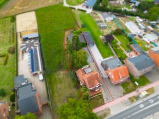 <p><strong><span>Centraal gelegen woning met 3 slaapkamers en polyvalente loods op een perceel van 1.022 m²</span></strong></p>
<p><span>De woning bevindt zich nabij het centrum van Retie, waardoor w</span><span>inkels, scholen en openbaar vervoer zich op korte afstand bevinden.<br /></span><span>Daarnaast geniet u van een goede verbinding met de omliggende gemeenten en de autosnelweg E34.</span></p>
<p><span>Via de inkomhal komen we binnen in de ruime woonkamer met aansluitend de royale eetkamer.<br /></span><span>Dankzij de verschillende raampartijen geniet deze ruimtes van veel natuurlijke lichtinval.</span></p>
<p><span>De centraal gelegen keuken beschikt over voldoende opbergmogelijkheden. Daarnaast is er een praktische kelder van circa 18m².</span></p>
<p><span>Op het gelijkvloers bevinden zich eveneens de wasplaats, een apart toilet en een veranda.</span></p>
<p><span>Via de traphal aan de inkomhal bereiken we de eerste verdieping, waar zich drie slaapkamers bevinden en een badkamer.</span></p>
<p><span>Buiten beschikt de woning over een ruim tuinaandeel. <br />De polyvalente loods vormt een mooie extra en is ideaal voor hobbydoeleinden, een atelier of extra opslagruimte.</span></p>
<p><strong><span>Kortom: <br />een ruime, centraal gelegen gezinswoning met heel wat potentieel, een grote tuin en tal van mogelijkheden voor wie graag zijn eigen stempel op een woning drukt.</span></strong></p>
<h3><span>Bijzonderheden</span></h3>
<ul>
<li><span>Perceel van 1.022m²</span></li>
<li><span>3 slaapkamers</span></li>
<li><span>Polyvalente loods</span></li>
<li><span>Groene omgeving</span></li>
<li><span>Centrale ligging nabij het centrum van Retie</span></li>
</ul>
<p></p>