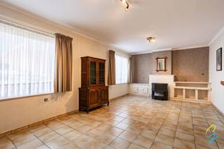 Ruime woning met 4 slaapkamers, garage en tuin te Moerzeke.Indeling: gelijkvloers: ruime woonkamer, keuken, berging/wasplaats, slaapkamer, badkamer,...