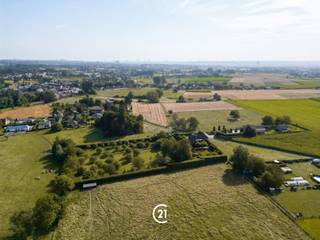 Droomt u ervan uw eigen woning te bouwen op een rustige locatie met een landelijke uitstraling én een uitstekende bereikbaarheid? Dan zijn deze twee prachtige bouwgronden in Vlezenbeek precies wat u zoekt. Elk perceel heeft een oppervlakte van 10 are, een ideale breedte van circa 20 meteren een diepte van ongeveer 50 meter, waardoor u alle ruimte heeft om een ruime vrijstaande gezinswoning met een mooie tuin te realiseren. De gronden bevinden zich in een aangename en residentiële omgeving, midden in het groene Pajottenland. U geniet er dagelijks van rust, natuur en privacy, terwijl winkels, scholen, openbaar vervoer, Halle, Brussel en de belangrijkste invalswegen zich op korte afstand bevinden. Zo combineert u een landelijke woonomgeving met een vlotte verbinding naar alle voorzieningen. Volgens de geldende verkavelingsvoorschriften kan op elk perceel een vrijstaande eengezinswoning in open bebouwing worden opgericht, met maximaal twee bouwlagen, een bouwdiepte van maximaal 15 meter op het gelijkvloers en 12 meter op de verdieping en een dakhelling tussen 25° en 45°. Ook een afzonderlijk bijgebouw is mogelijk binnen de geldende voorschriften. De percelen zijn gelegen in woongebied met landelijk karakter en maken deel uit van een vergunde verkaveling. Doe een bod vanaf € 195.000 per lot en grijp deze unieke kans om uw droomwoning te bouwen op een toplocatie waar ruimte, rust en een uitstekende bereikbaarheid perfect samenkomen. Neem vandaag nog contact met ons op voor meer informatie of de verkavelingsvoorschriften.