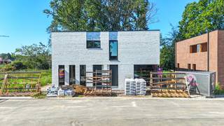 <p>Elke zondag welkom op ons kantoor van 10u-12u voor meer info over de nieuwbouwprojecten! <br /><br />Moderne nieuwbouwwoning in ruwbouw (HOB) met 3 slpks, zalig gelegen op een nieuwe verkaveling met een uitstekende bereikbaarheid naar winkels, scholen en de autosnelweg E313-E314!<br />Deze rustige gelegen half open bebouwing wordt opgetrokken in een lichte steen en bevindt zich op een perceel van 2.5 are met een zuidwestelijke oriëntatie.<br /><br />De strakke blok heeft een bruto bewoonbare oppervlakte van 156 m² en is praktisch opgedeeld.<br />Er werd rekening gehouden met een grote leefruimte met achteraan een gezellige keukenruimte verbonden met een ruime berging.<br /><br />Via de inkomhal met gastentoilet komt men in de living met aparte zithoek en eetkamer.<br />Vanuit de living vertrekt ook de trap naar boven. Langs de keuken bevindt er zich een praktische berging. Door de grote ramen is er een uitstekende lichtinval.<br />Op de eerste verdieping zijn er 3 slaapkamers waarvan 1 met dressing), een technische berging, een apart toilet en een badkamer.<br /><br />Deze ruwbouwwoning wordt opgeleverd met een vlak getrokken perceel dat onmiddellijke aanplanting toelaat.<br /><br />De Simone Reyndersstraat is een jonge verkaveling waar rust en wonen hand in hand gaan.<br />Boekt staat gekend als een rustig gedeelte van Heusden-Zolder met als grote troef de uitstekende bereikbaarheid van de autosnelweg richting Verkeerswisselaar E313-E314 = “Het Klaverblad”.<br />Als extraatje vertrekt men vanuit hier te voet richting natuur voor ene prachtige boswandeling en heeft men ook nog een echte warme bakker in de buurt!<br /><br />Deze compacte woningen zijn ideaal als starterswoningen : ook een school ligt gewoon om de hoek.<br />De woningen worden verkocht onder 12% schrijfgeld op de grond en 21% op de constructie!<br />Samenwerken met deze bouwheer is kiezen voor zekerheid en duidelijke afspraken; voor de snelle beslissers zijn aanpassingen binnen nog mogelijk.<br /><br />GELIJKVLOERS : inkomhal, gastentoilet, leefruimte met trap naar boven, eetkamer, keuken, grote berging<br />EERSTE VERDIEPING : nachthal, 3 slaapkamers ( waarvan 1 met dressing) , badkamer, berging, apart toilet<br />TUIN: aan te leggen<br /><br />Pluspunten:<br />-zeer rustige verkaveling, gelegen op het einde = doodlopend<br />-strakke en moderne stijl!<br />-zeer degelijke bouw<br />-156 m²<br />-aangename leefruimte- grote berging<br />-3 slaapkamers (waarvan 1 met dressing)<br />-goede ligging<br />-bij de autosnelweg alsook bij natuur en bos!<br />-grondwaarde aan 12%, enkel constructie onder 21%BTW<br />-regenwaterput en wadi<br /><br /><span>Maatregelen opgenomen in het Maatregelenregister: nee</span><br /><br />Voor een afspraak of meer info, bel ons op 078/78.78.70, of kom gewoon binnen op ons kantoor. Steeds welkom!</p>